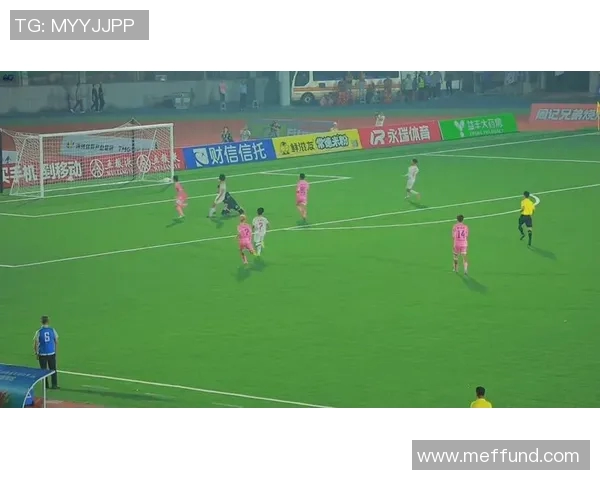 多人传跑配合与单点突破在足球比赛进攻效率中的比较与启示 多人传跑配合与单点突破在足球比赛进攻效率中的比较与启示